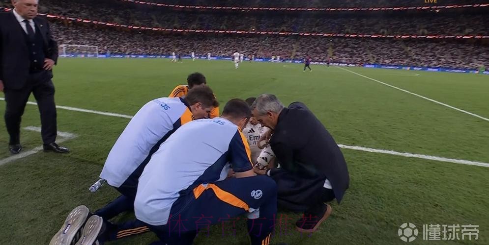英媒:皇马队医治疗当值主裁 球迷们纷纷调侃 英媒:皇马队医治疗当值主裁 球迷们纷纷调侃